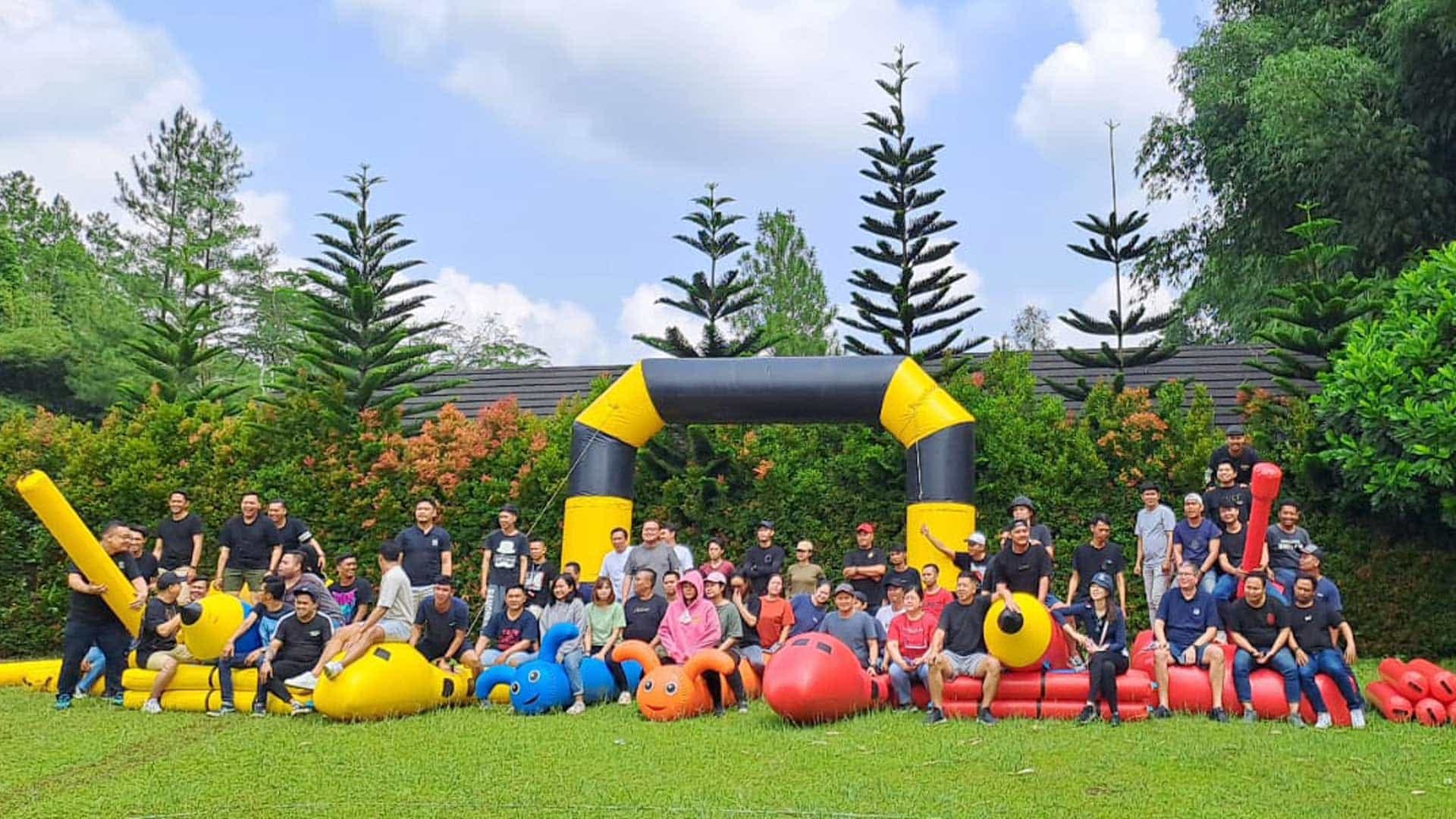 Tim Inflatable Games Indonesia - menyiapkan peralatan inflatable games untuk event gathering perusahaan