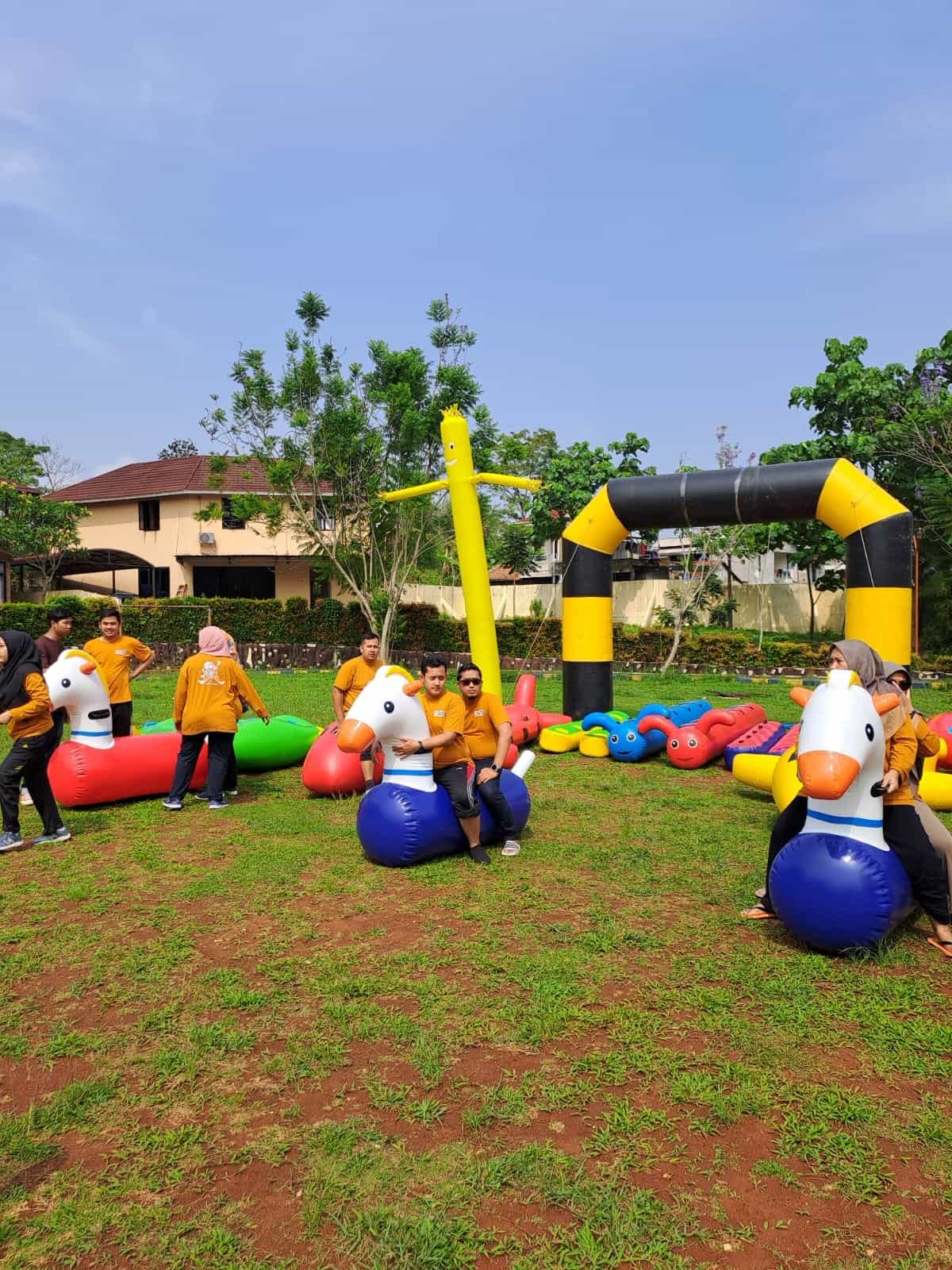 Penataan area venue sebelum kegiatan kelompok dimulai