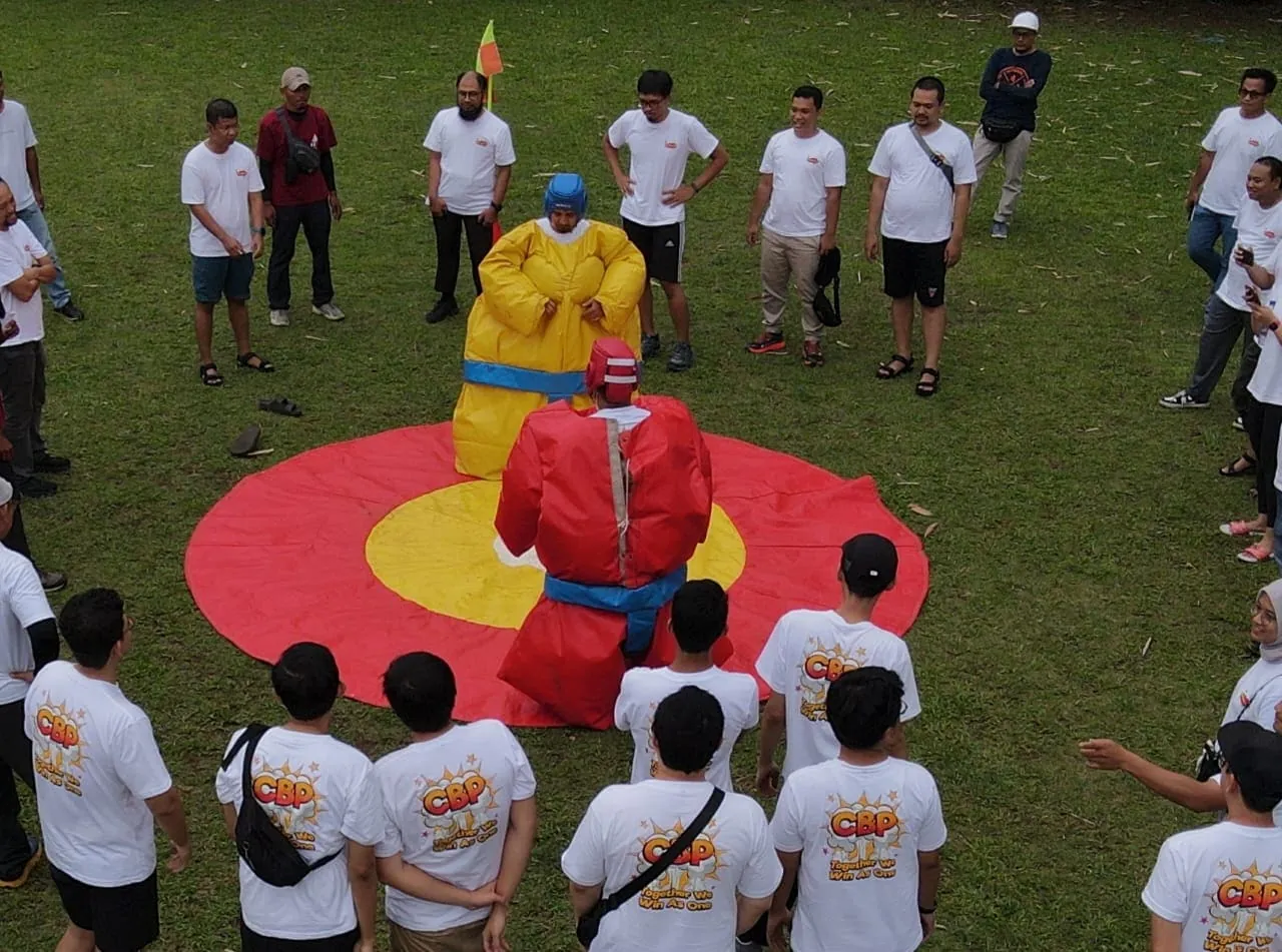 Suasana gathering perusahaan di alam terbuka