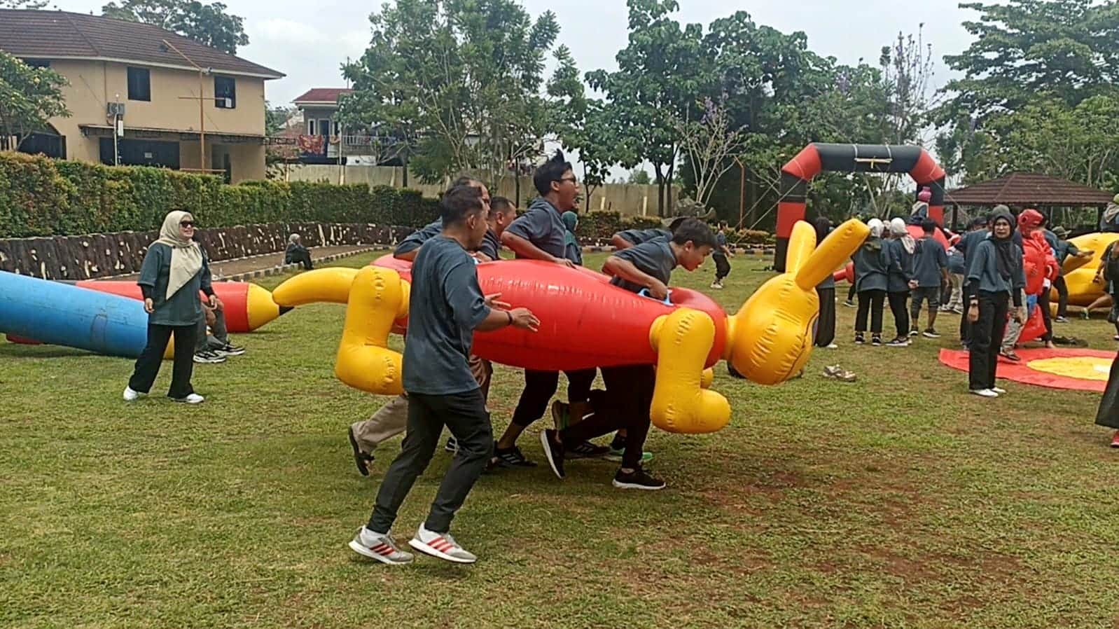 Dokumentasi event Inflatable Games Indonesia di Semarang
