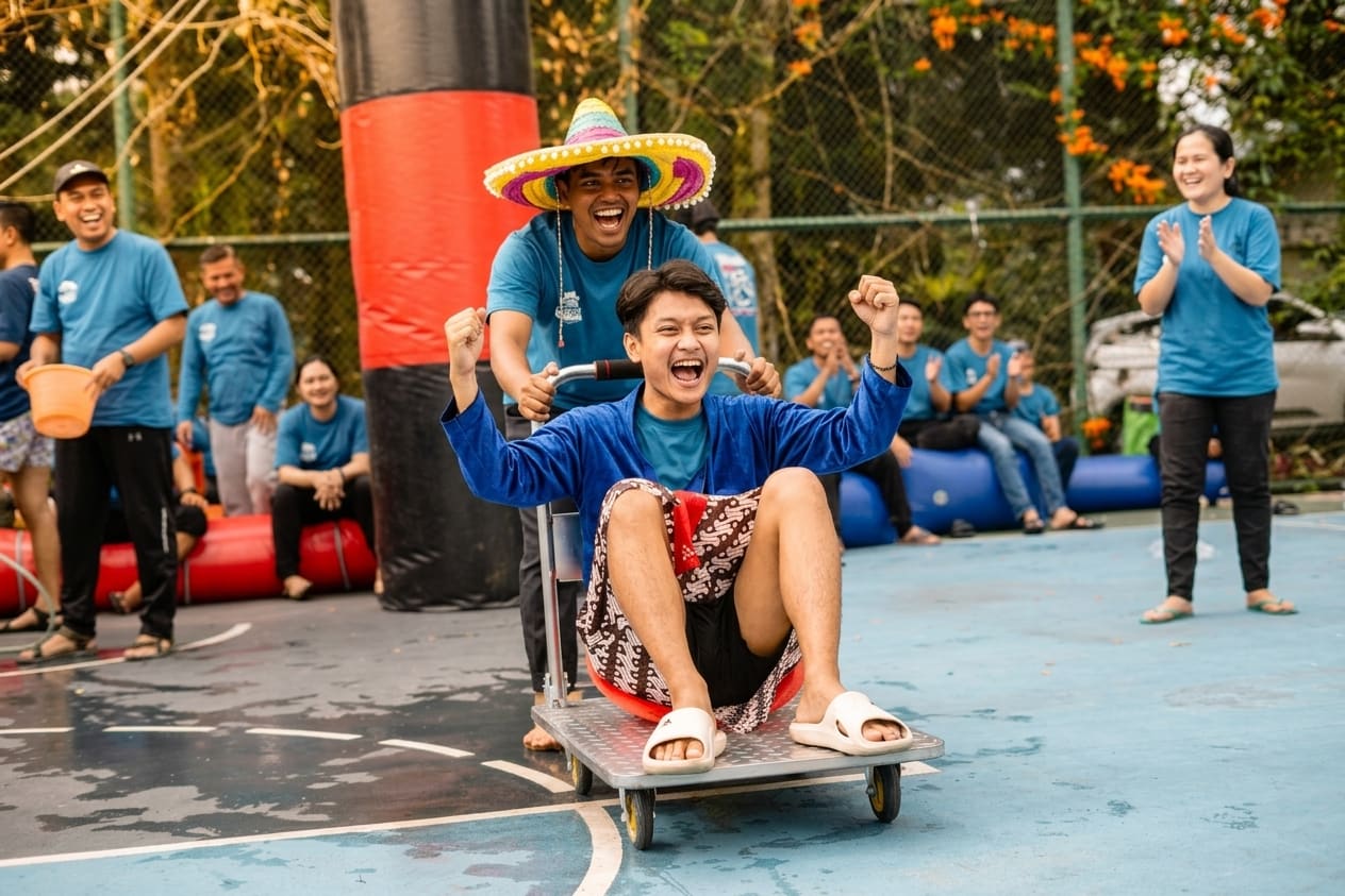 Kegiatan kelompok perusahaan di halaman lokasi gathering kawasan Sentul