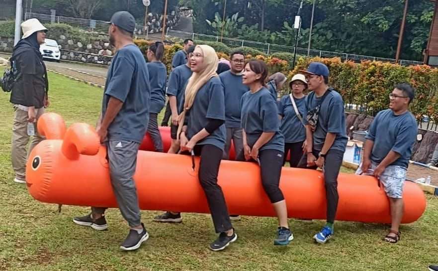 Tim perusahaan berfoto bersama di acara gathering