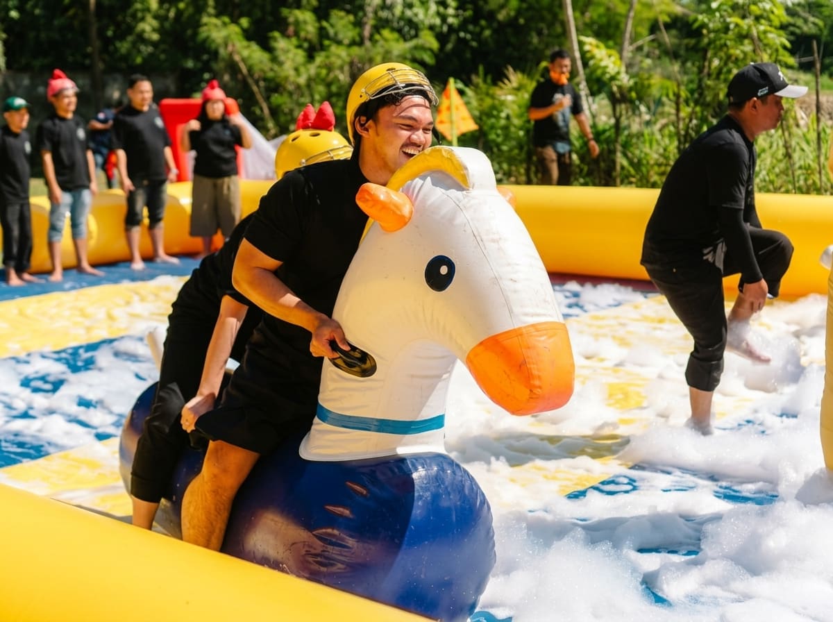 Peserta team building bekerja sama menyelesaikan tantangan